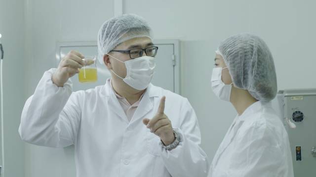 在他心中，她比所有化妆品都珍贵——一位大叔365天的真情造厂记
